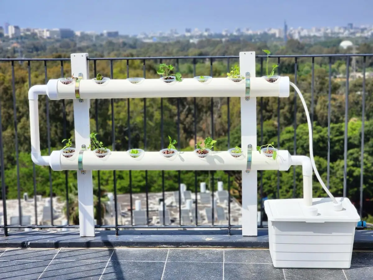 מערכת הידרופונית תלויה על מעקה